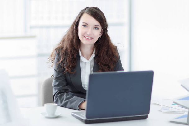successful business woman sitting at the Desk in the office - Photo, image