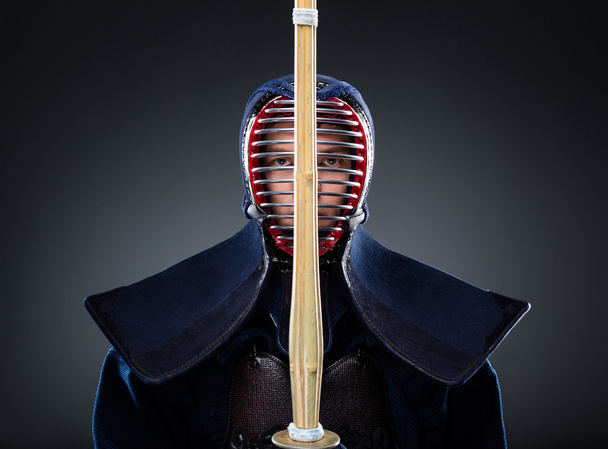 Kendoka keeps the shinai in front of the face - 写真・画像