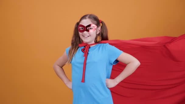 Erittäin positiivinen tyttö naamioitunut elokuva supersankari hymyilee kameralle
 - Materiaali, video