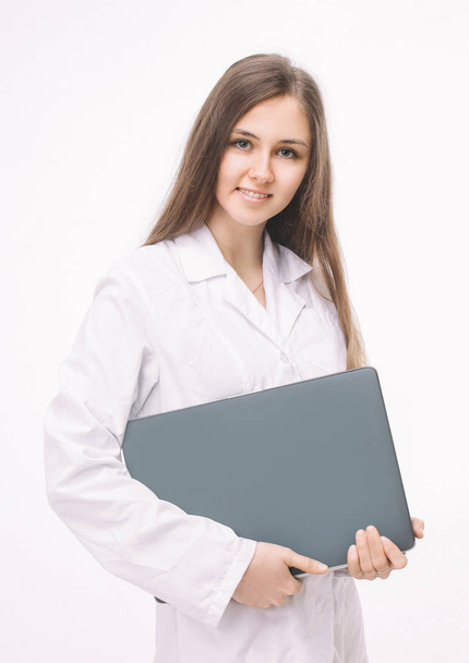 friendly female doctor with a laptop .isolated on a white - Foto, afbeelding