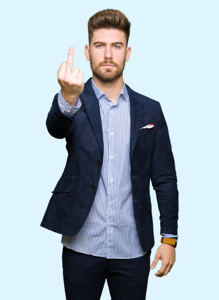 Fiatal jóképű bussines ember találat középső ujj, udvariatlan és durva fuck off kifejezés - Fotó, kép