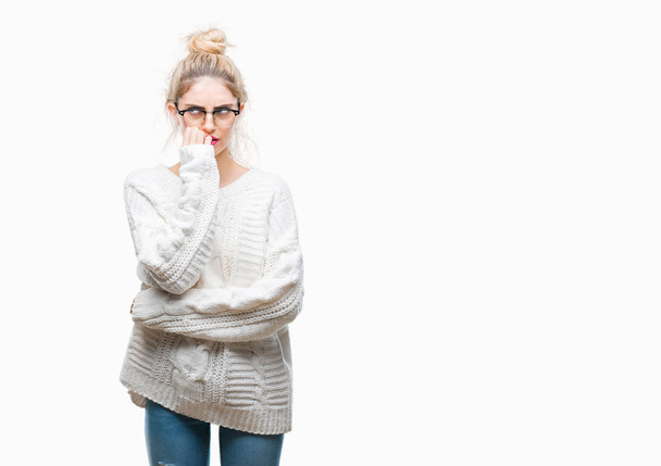 Young beautiful blonde woman wearing glasses over isolated background looking stressed and nervous with hands on mouth biting nails. Anxiety problem. - Foto, immagini
