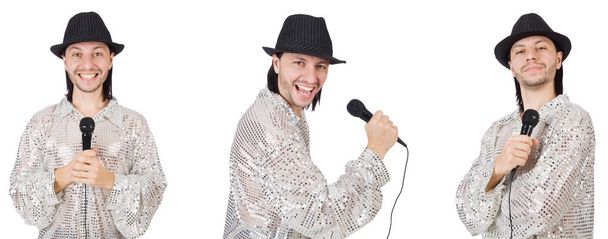 Jonge man zingen met microfoon geïsoleerd op wit  - Foto, afbeelding