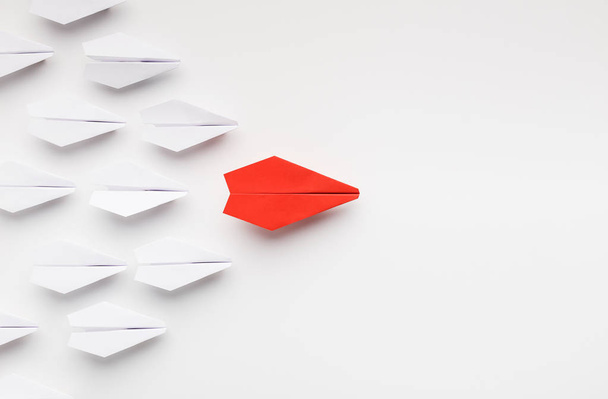 Avión de papel rojo liderando otros, concepto de liderazgo
 - Foto, imagen