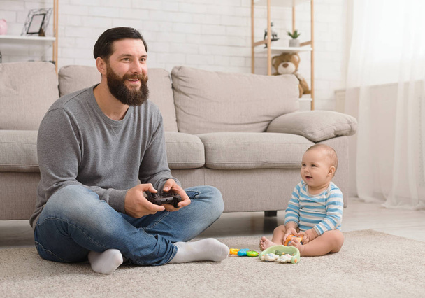 entzückender kleiner Junge und sein Vater spielen Videospiel - Foto, Bild