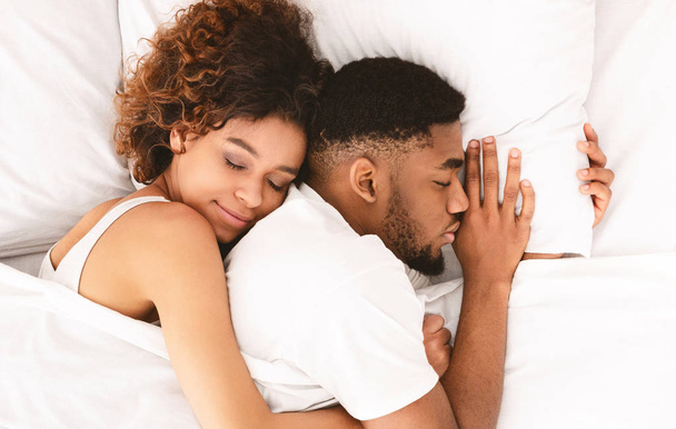 Amante casal dormindo na cama e abraçando
 - Foto, Imagem