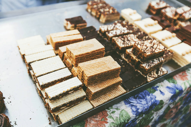 Taze el yapımı kek tatlı gıda pazarında Satılık farklı türleri. - Fotoğraf, Görsel
