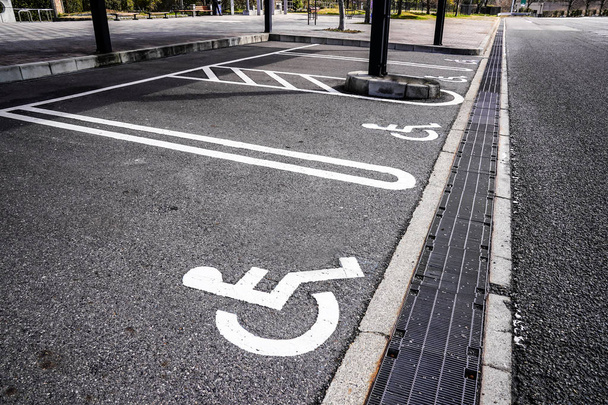 Aparcamiento reservado para personas con discapacidad en Japón zona de aparcamiento
. - Foto, imagen