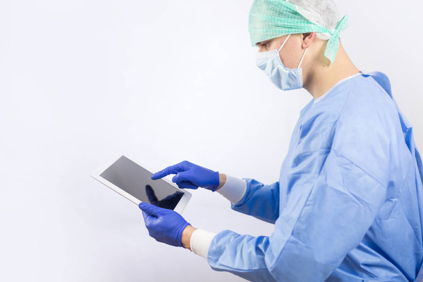 Working surgeon in a hospital operating room - Photo, image