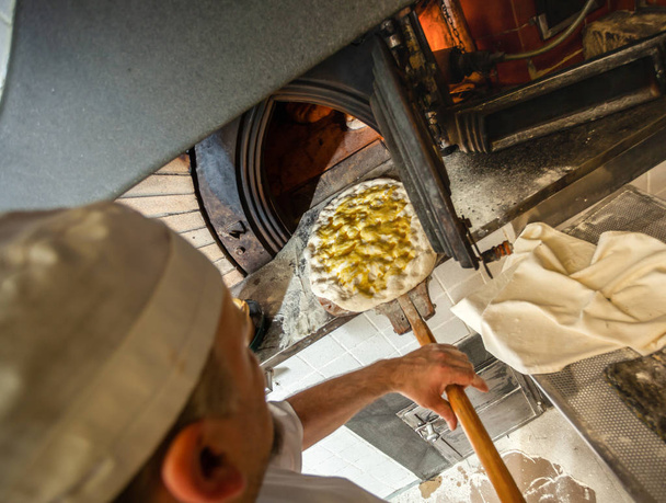 Schiacciata all'olio is een van de Tuscany top bakkerij traktaties. Het is een soort platte brood gemaakt met meel, water, gist, zout en olijfolie. - Foto, afbeelding