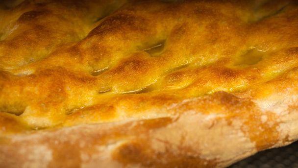 Schiacciata all'olio είναι ένα από τα top αρτοποιίας λιχουδιές της Τοσκάνης. Είναι ένα είδος επίπεδη ψωμί που γίνεται με αλεύρι, νερό, μαγιά, αλάτι και ελαιόλαδο. Seolective εστίαση - Φωτογραφία, εικόνα