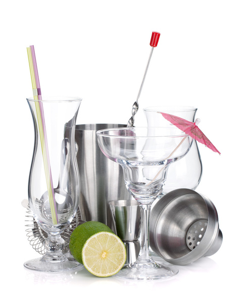 Cocktailshaker, Gläser, Geschirr und Limetten - Foto, Bild