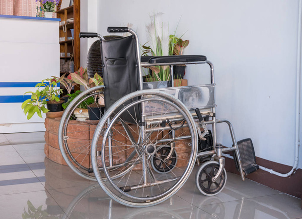 Інвалідного крісла припарковані в лікарні, інвалідному візку за хворими або інваліди. - Фото, зображення
