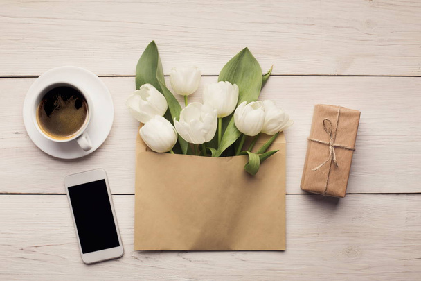 Букет белых тюльпанов и подарочная коробка на деревянном фоне
 - Фото, изображение
