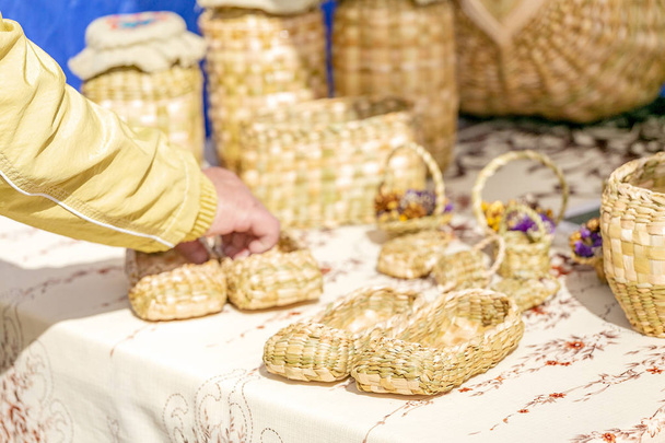 На рынке продаются изделия ручной работы из березовой коры бастбочки и корзины
 - Фото, изображение