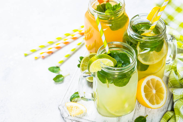 Lemoniady, mojito i pomarańczowy lemoniady na białym. - Zdjęcie, obraz