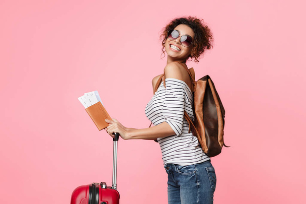 Viajar para o estrangeiro. Mulher turística feliz com passaporte
 - Foto, Imagem