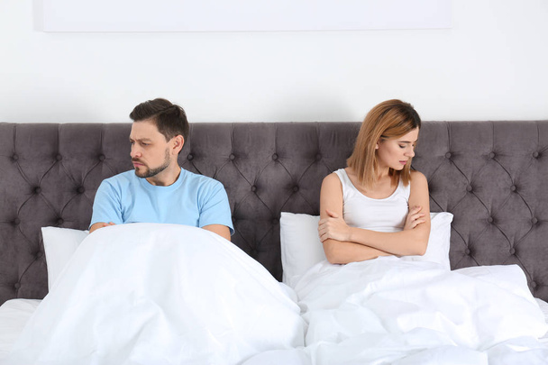 Couple with relationship problems ignoring each other in bedroom - Zdjęcie, obraz