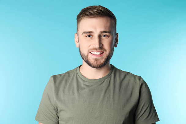 Young man with healthy teeth on color background - Φωτογραφία, εικόνα