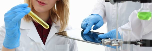 Un medico di sesso maschile in un laboratorio chimico tiene
 - Foto, immagini