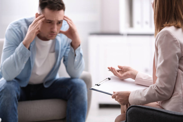 Psychotherapist working with young man in office - Valokuva, kuva