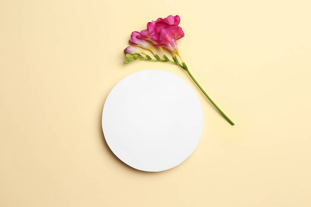 Composición laica plana con tarjeta y hermosa flor sobre fondo de color, espacio para texto
 - Foto, imagen