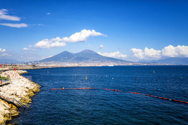 Πανόραμα της Νάπολης, θέα στο λιμάνι με το κόλπο της Νάπολης και στο Βεζούβιο. Νάπολη, Ιταλία. - Φωτογραφία, εικόνα