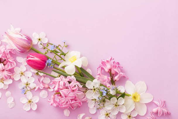 beautiful spring flowers on paper background - Фото, изображение