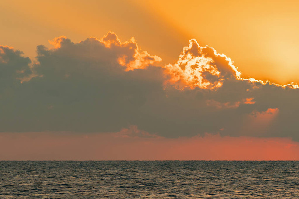 Aube colorée au-dessus de la mer, coucher de soleil. Beau coucher de soleil magique sur la mer. - Photo, image