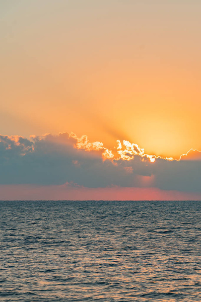 Kleurrijke dageraad over de zee, de zonsondergang. Prachtige magische zonsondergang boven de zee. verticale foto. toned. - Foto, afbeelding