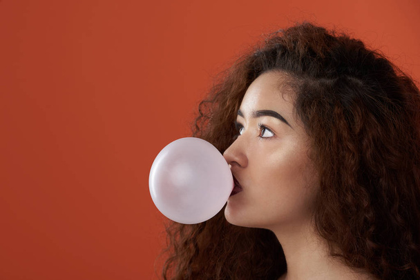 Brunette woman blow bubble gum ball - Foto, imagen