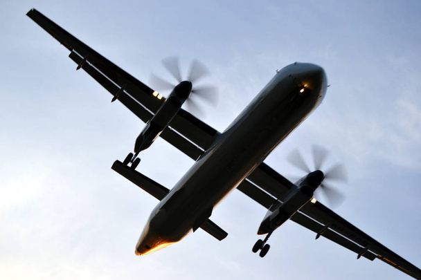 Пропеллер самолет, летящий в воздухе
 - Фото, изображение