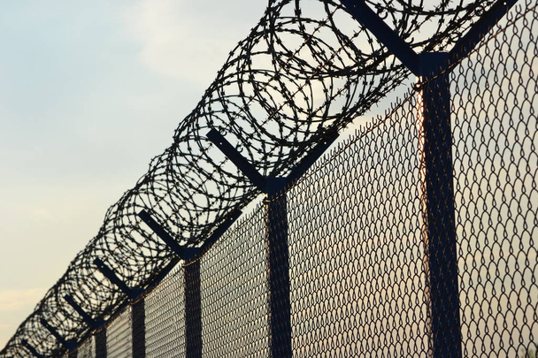 Zaun mit Stacheldraht - Gefängniskonzept - Foto, Bild