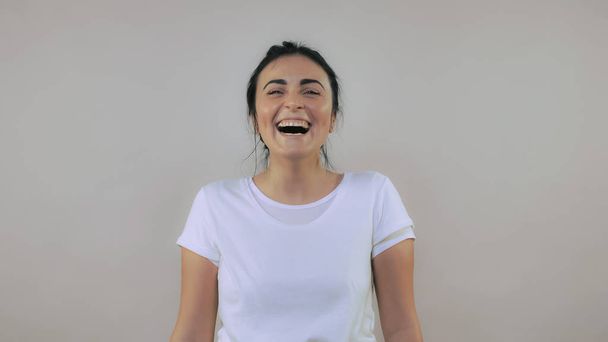 vidám nő boldog mosollyal pózol - Fotó, kép