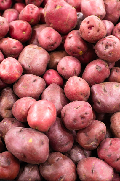 Heap of raw red potatoes in grocery bin - Foto, afbeelding