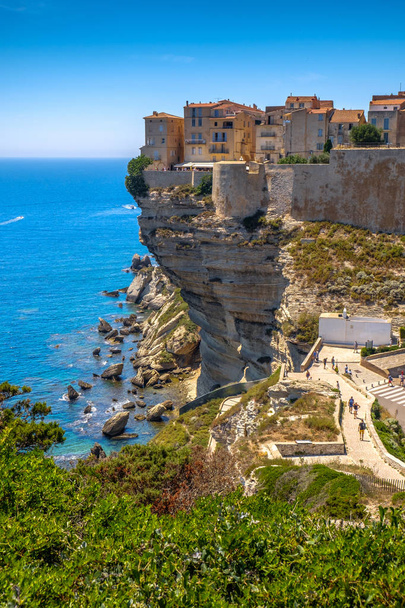 Kıyı kasaba Bonifacio Corse du Sud, Fransa, Avrupa'nın Akdeniz deniz cliff üzerinde - Fotoğraf, Görsel