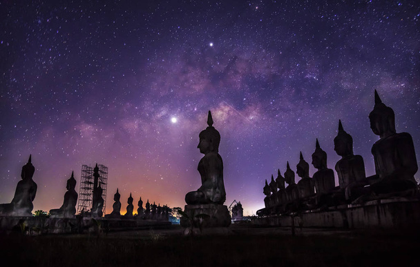 Via Láctea galáxia com buda estatura paisagem natureza escuro filtro estilo, Nakhon Si Thammarat província, Tailândia
 - Foto, Imagem