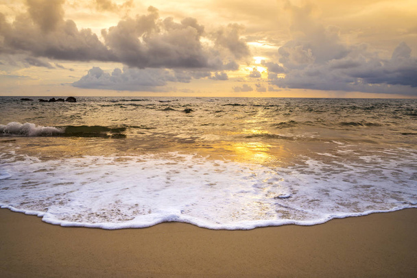 Παραλία ηλιοβασίλεμα ή sunrise με πολύχρωμα σύννεφο ουρανού και ήλιου στο λυκόφως - Φωτογραφία, εικόνα