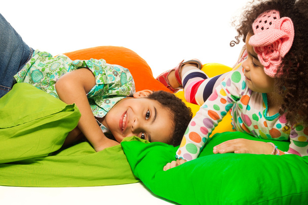 Negro chico y chica jugando con almohadas
 - Foto, Imagen