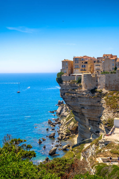 Ciudad costera de Bonifacio en el acantilado del mar Mediterráneo en Corse du Sud, Francia, Europa
 - Foto, Imagen