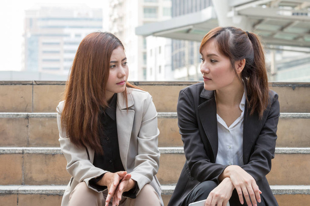 Две деловые женщины обсуждают и делятся своей трудовой жизнью. Они симпатизируют друг другу. - Фото, изображение