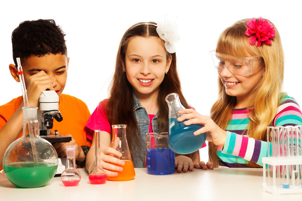 Three kids and chemistry lesson - Foto, afbeelding