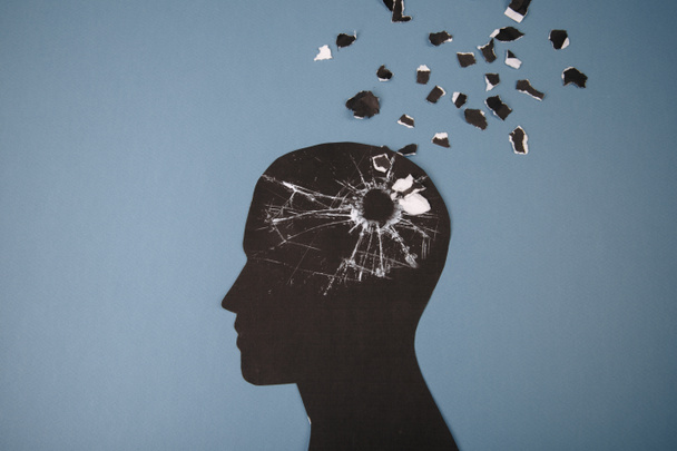Σύμβολο αναταραχή εγκεφάλου παρουσίασε ανθρώπινο κεφάλι έκανε μορφή χαρτιού. Δημιουργική ιδέα για ασθένεια Alzheimers, άνοια, απώλεια μνήμης και την ψυχική - Φωτογραφία, εικόνα