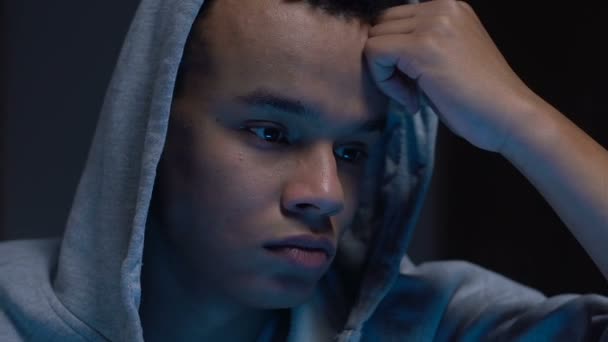 心理的な問題の手で顔を閉じる悲しいアフリカ系アメリカ人ティーンエイ ジャー - 映像、動画