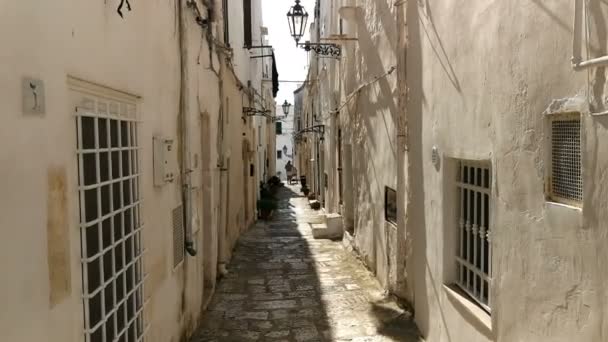 Malé uličce v centru středověkého bílé vesnice Ostuni - Záběry, video