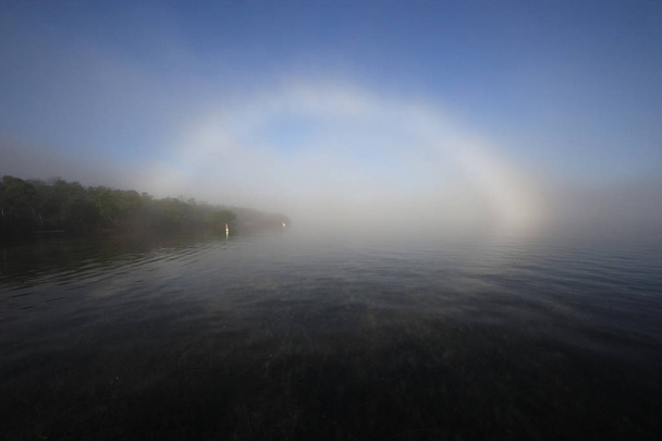 Jasne fogbow w Bear Cut, Key Biscayne, Florida. - Zdjęcie, obraz
