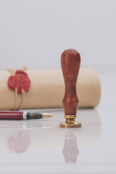 Πένα και παλιά συμβολαιογραφική κέρινη σφραγίδα σε - Φωτογραφία, εικόνα