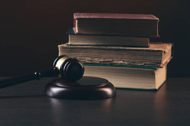 Jogi fogalom - könyv egy fából készült bírák marok tábla egy - Fotó, kép