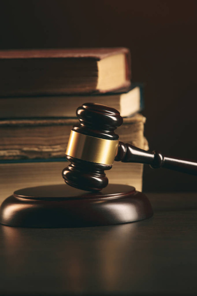 Zákon koncept - otevřené zákon kniha s dřevěnou soudci kladívkem na stole v - Fotografie, Obrázek
