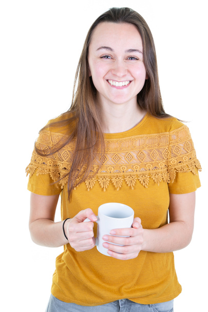 młody szczęśliwy uśmiechający się ładny kobieta pije kawę w biały kubek - Zdjęcie, obraz